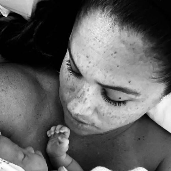 Meghan a ajouté des cœurs sur les visages de Lilibet et Archie, car la star de la série Meghan, With Love a toujours souhaité préserver leur intimité sur les réseaux sociaux.

Meghan Markle en compagnie de sa fille Lilibet (Capture d'écran 2025).