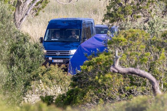 La police portugaise reprend les investigations, deux ans après les dernières fouilles menées au Portugal. De nouvelles recherches ont commencé aujourd'hui près de Praia da Luz, là où Maddie McCann a disparu en mai 2007. Praia da Luz, le 3 juin 2025.