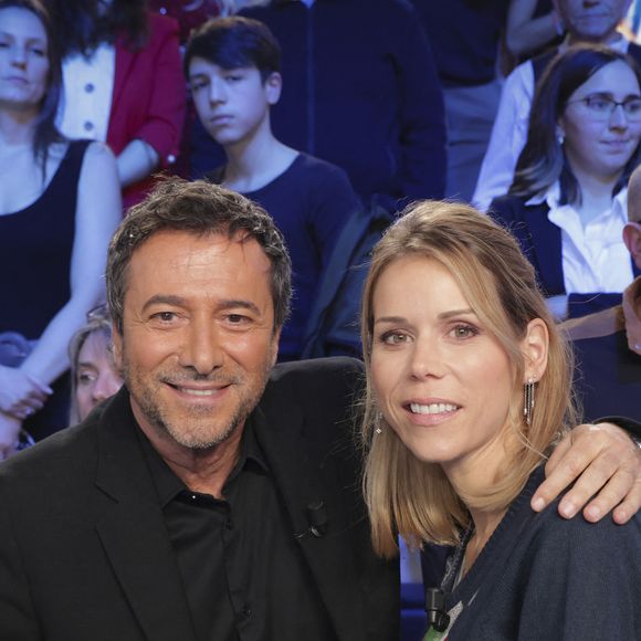 Bernard Montiel et Tiphaine Auzière sur le plateau de l'émission "Touche pas à mon poste" (TPMP) diffusée en direct sur C8 le 19 décembre 2024  © Jack Tribeca / Bestimage