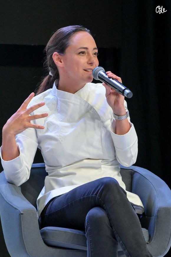 La pâtissière Nina Métayer, élue meilleure pâtissière du monde en 2023 et 2024, échange avec le public lors de la 30e édition du « Salon du Chocolat et de la Pâtisserie », qui s’est tenu au Parc des Expositions de la Porte de Versailles le 31 octobre 2025 à Paris, en France. Photo de Jana Call me J/ABACAPRESS.COM