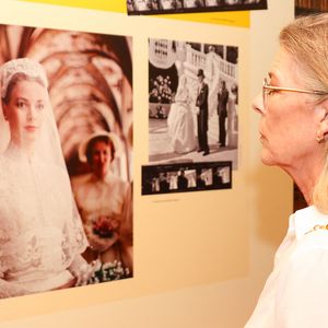 Caroline de Monaco a pu compter sur la présence de sa fille Alexandra de Hanovre.

Visite de l’exposition « Le mariage du siècle » par S.A.S. le prince Albert II de Monaco, S.A.R. La princesse Caroline de Hanovre, S.A.S. la princesse Alexandra de Hanovre et les commissaires Thomas Fouilleron et Vincent Vatrican au palais princier de Monaco, le 17 juin 2026. © Jean-Charles Vinaj/Pool Monaco/Bestimage