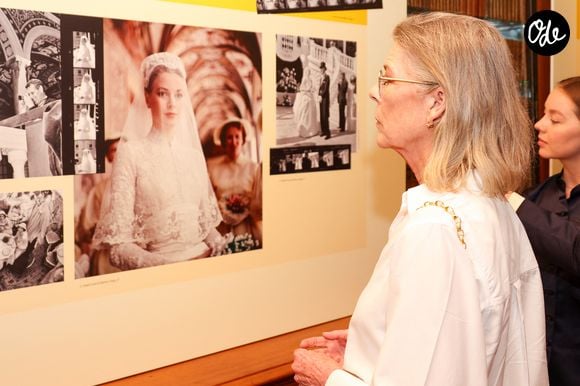 Caroline de Monaco a pu compter sur la présence de sa fille Alexandra de Hanovre.

Visite de l’exposition « Le mariage du siècle » par S.A.S. le prince Albert II de Monaco, S.A.R. La princesse Caroline de Hanovre, S.A.S. la princesse Alexandra de Hanovre et les commissaires Thomas Fouilleron et Vincent Vatrican au palais princier de Monaco, le 17 juin 2026. © Jean-Charles Vinaj/Pool Monaco/Bestimage
