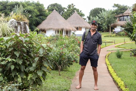 Il a baptisé le magnifique domaine, le Village Noah. Il est ainsi devenu le chef de ce village


L'ancien sportif de tennis, Yannick Noah dans son village Noah, à Yaoundé, Cameroun, le 25 juillet 2022. © Stéphane Lemouton/Bestimage