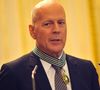 Depuis ce diagnostic, son épouse a fait aménager "un logement médicalisé aménagé dans une dépendance de leur maison familiale", révèlent nos confrères de "Gala"

Bruce Willis reçoit les insignes de commandeur de l'ordre des Arts et des Lettres des mains d'Aurélie Filippetti, ministre de la Culture et de la Communication Paris le 11 02 2013 -