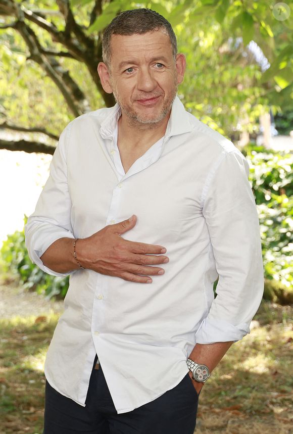 L'homme se présente alors comme un lord irlandais, avocat en costume trois-pièces et chapeau mou, rosette à la boutonnière, avec une page Wikipédia le décrivant aussi comme propriétaire terrien et planteur jamaïcain. 

Dany Boon, film Regarde La 18ème édition du festival du Film Francophone d'Angoulême, mardi 26 août 2025. © Christophe Aubert via Bestimage