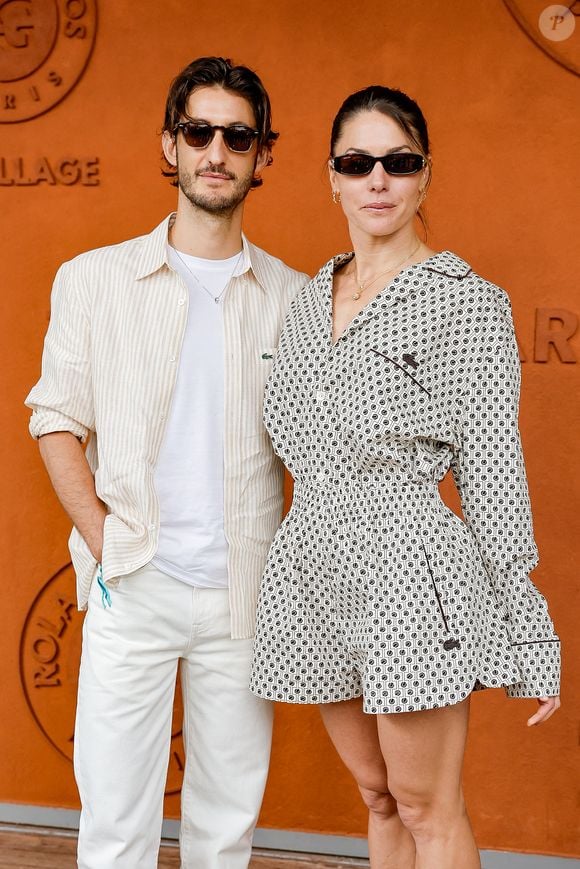 Pierre Niney et sa compagne Natasha Andrews au village lors des Internationaux de France de Tennis de Roland Garros 2025, à Paris, France, le 8 juin 2025. © Cyril Moreau/Bestimage