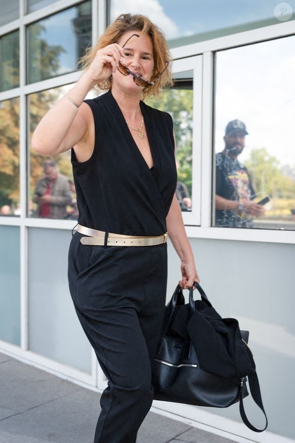 L'humoriste, comédienne et chroniqueuse Elodie Poux arrive à l'enregistrement de l'émission "Vivement dimanche" à Paris, France, le 9 septembre 2025, et diffusée le 2 novembre 2025 sur France 3. © Jonathan Jacob/Bestimage