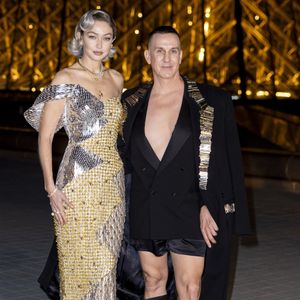Gigi Hadid et Jeremy Scott - Photo Call du « Le Grand Diner du Louvre « lors de la Fashion Week  à Paris le 5 mars 2025. © Olivier Borde /Bestimage
