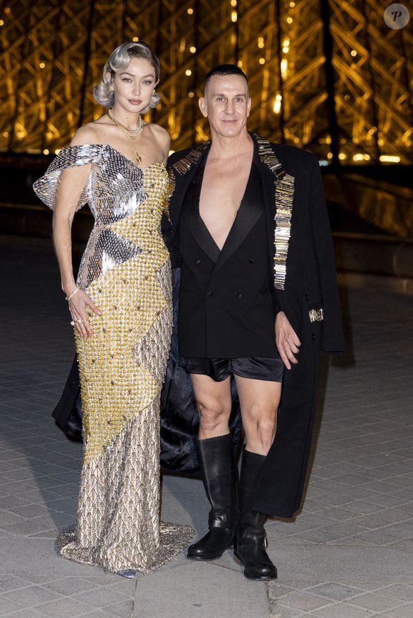 Gigi Hadid et Jeremy Scott - Photo Call du « Le Grand Diner du Louvre « lors de la Fashion Week  à Paris le 5 mars 2025. © Olivier Borde /Bestimage