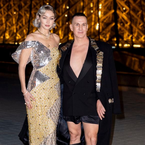 Gigi Hadid et Jeremy Scott - Photo Call du « Le Grand Diner du Louvre « lors de la Fashion Week  à Paris le 5 mars 2025. © Olivier Borde /Bestimage