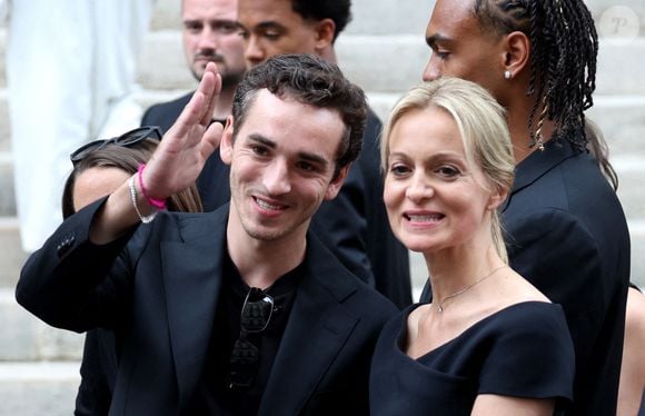 Gaston Ardisson, Audrey Crespo-Mara et son fils Sékou - Sorties des obsèques de Thierry Ardisson en l’église Saint-Roch de Paris, France, le 17 juillet 2025. 

© Clovis-Jacovides/Bestimage