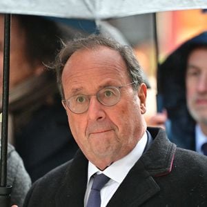 François Hollande lors de l'inauguration la place Shimon Peres dans le Marais à Paris, France, le 18 février 2026. © Christian Liewig/Bestimage