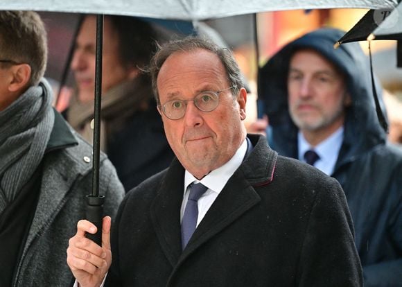François Hollande lors de l'inauguration la place Shimon Peres dans le Marais à Paris, France, le 18 février 2026. © Christian Liewig/Bestimage