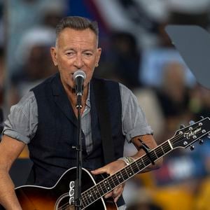 S'il fait moins de bonds et fait attention quand il descend de scène vers la fosse, il a néanmoins toujours la même énergie. 


En octobre 2024, à Clarkston, Bruce Springsteen apparaît sur scène Zuma Press / Bestimage