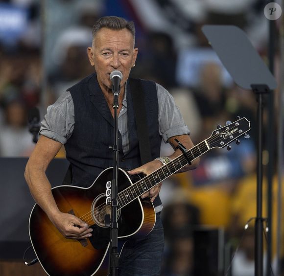 S'il fait moins de bonds et fait attention quand il descend de scène vers la fosse, il a néanmoins toujours la même énergie. 


En octobre 2024, à Clarkston, Bruce Springsteen apparaît sur scène Zuma Press / Bestimage