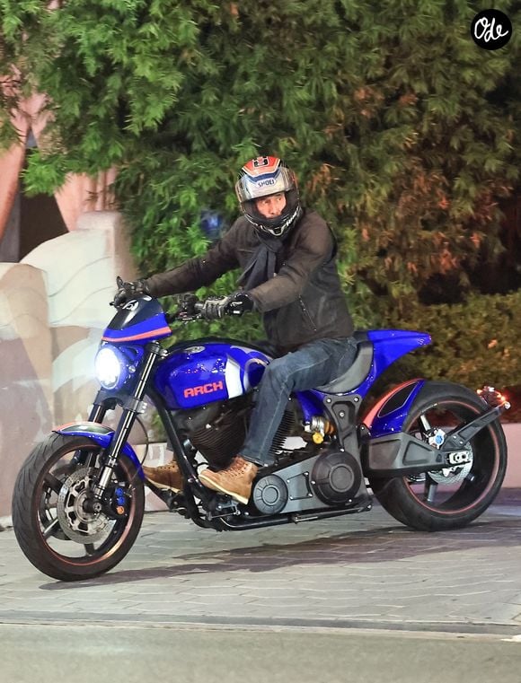 Longtemps habitué à mener une existence nomade sans point d'attache, l'artiste s'est retrouvé confronté à une immense solitude.

Exclusif - Keanu Reeves quitte la Sunset Tower à Los Angeles après un dîner.

© Bestimage