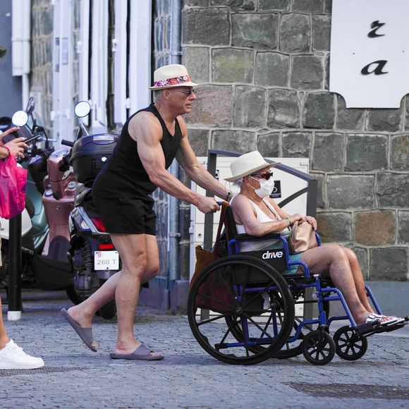 Jean-Claude Van Damme a été hospitalisé en France

Exclusif - Jean-Claude Van Damme,  qui pousse sa mère Eliana en chaise roulante,  avec des amis sur l'île de Saint-Barthélémy est allé faire du shopping à Gustavia. © Agence / Bestimage