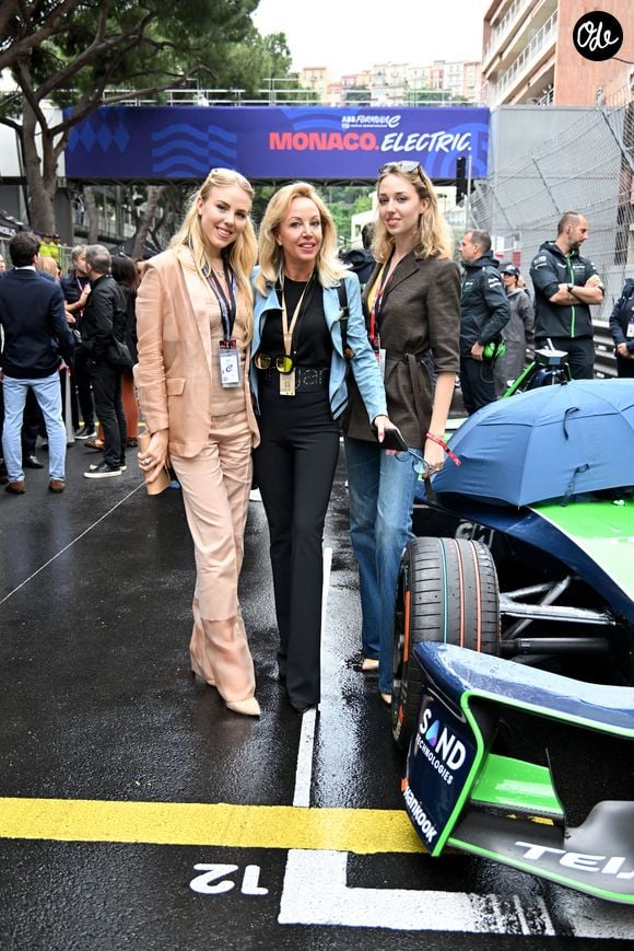 La princesse Camilla de Bourbon des Deux Siciles entourée par ses fiilles, les princesses, Maria Chiara et Maria Carolina durant le Monaco E-Prix 2025, Round 7, le 4 mai 2025. Bruno Bebert / Bestimage