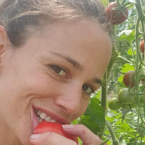 Lucie Lucas dans son petit village breton de Plorec