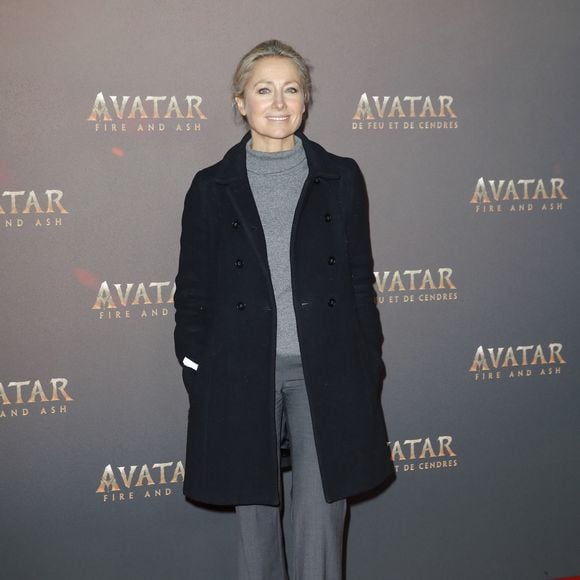 "Il n'y a que ça qui marche. Mes fils, dont l'aîné est un ado, ne sont pas très sages, mais ils respectent mon'autorité. C'est déjà pas mal ! Je suis assez ferme, mais on plaisante énormément, l'autodérision est essentielle, cela sauve de tout", confiait-elle alors.

Anne-Sophie Lapix - Avant-première du film "Avatar : Fire and Ash" (Avatar : de Feu et de Cendres) à la Seine Musicale de Boulogne-Billancourt le 5 décembre 2025. © Marc Ausset-Lacroix/Bestimage