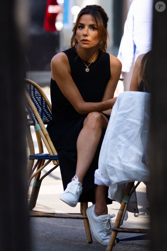 Exclusif - L'actrice et réalisatrice Eva Longoria a été aperçue en tournage ce matin pour la série CNN "Searching for France" à La Parisienne
© Julien Sarkissian / Bestimage