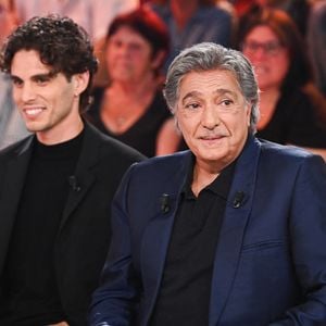 Exclusif - Frédéric François et son petit-fils Matéo lors de l'enregistrement de l'émission Vivement dimanche présentée par M.Drucker aux studios Rive Gauche, à Paris, France, le 1er octobre 2025. Diffusion sur France 3 le 9 novembre 2025. © Guillaume Gaffiot/Bestimage