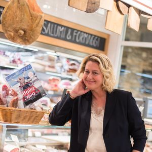 Exclusif - Luana Belmondo - Luana Belmondo lors du lancement de son livre "Italia mia Luana cuisine Rome" et de l'annonce de la diffusion de la série d'émissions sur la chaîne TV My Cuisine, au  restaurant l'Osteria del Vino du marché spacieux Eataly Paris Marais à Paris le 7 novembre 2019. © Tiziano Da Silva - Pierre Perusseau/Bestimage