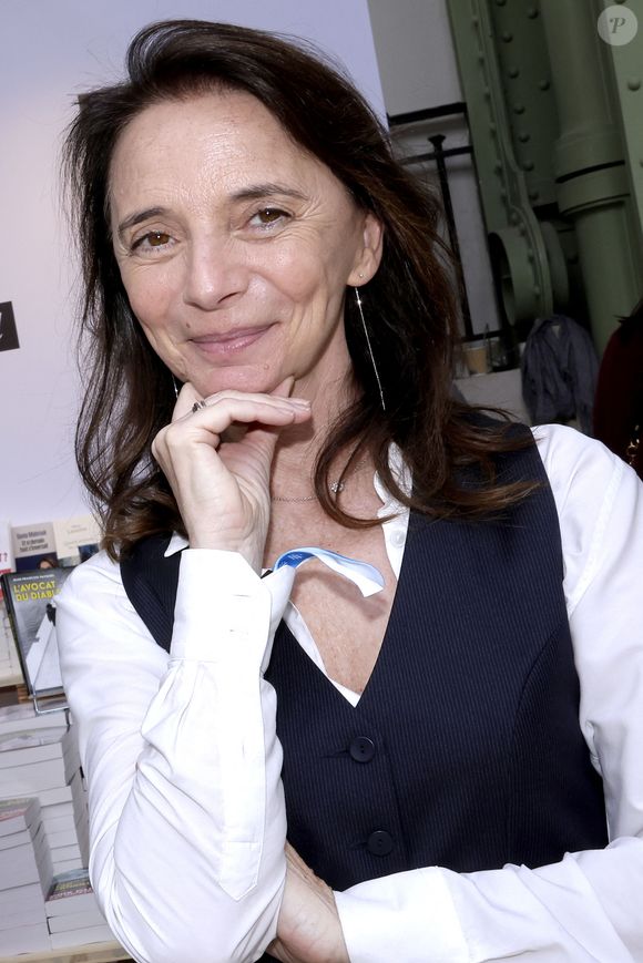 Et ainsi : "Mes fils n'ont jamais eu peur pour moi", précisait-t-elle. 

Maryse Burgot - Festival du livre de Paris au Grand Palais le 13 avril 2025. © Cédric Perrin/Bestimage