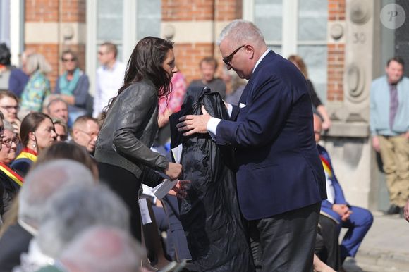 Le prince Laurent de Belgique et Adeline Quenon, la soeur aîné d'E.Dequenne - 300 personnes réunies pour rendre hommage à Emilie Dequenne dans sa ville de Chièvres (Belgique), le 9 avril 2025, quelques semaines après son décès prématuré, survenu le 16 mars 2025. © Photonews / Bestimage