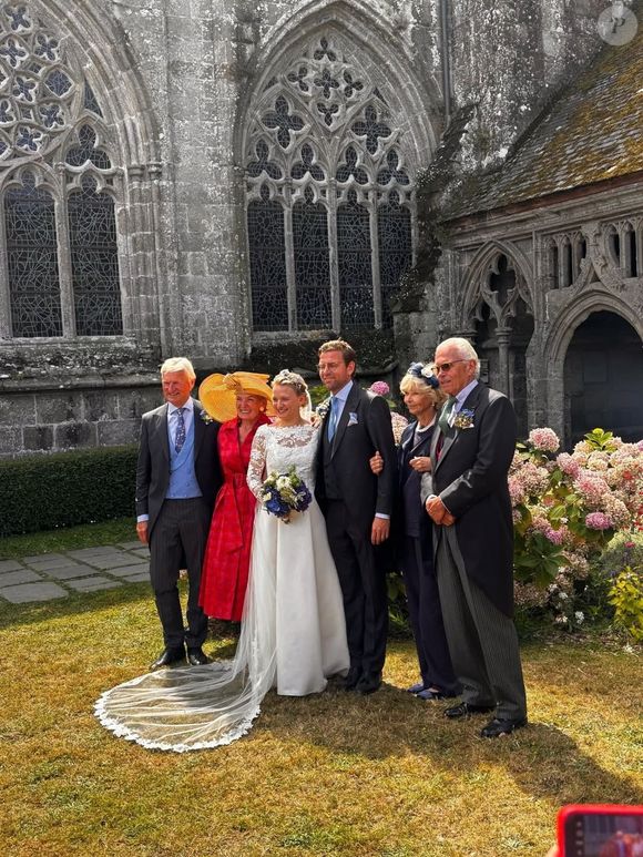 La maison Hohenzollern a partagé des clichés sur Instagram montrant le couple sous les acclamations des invités et entouré de leurs familles et enfants.

Mariage du Prince Philipp de Prusse et d'Aline von Alvensleben

Compte Instagram officiel de la maison Hohenzollern