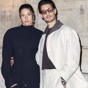 Natasha Andrews, Pierre Niney au défilé Jacquemus Collection Hommes Automne Hiver Printemps-Été dans le cadre de la Fashion Week de Paris, le 25 janvier 2026. 

© Olivier Borde / Bestimage