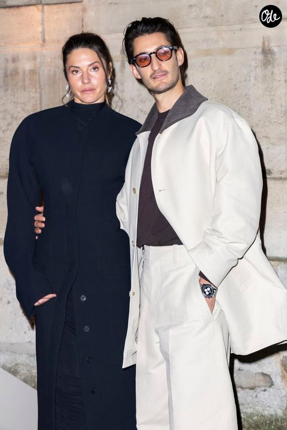 Natasha Andrews, Pierre Niney au défilé Jacquemus Collection Hommes Automne Hiver Printemps-Été dans le cadre de la Fashion Week de Paris, le 25 janvier 2026. 

© Olivier Borde / Bestimage