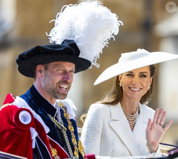 Egalement attendue à l'hippodrome, Kate Middleton a toutefois brillé par son absence au grand dam de ses admirateurs. En effet, la princesse de Galles - actuellement en rémission de son cancer - a annulé sa venue à la dernière minute.

Windsor, ROYAUME-UNI - 2025 - Membres de la famille royale britannique lors du service annuel de l'Ordre de la Jarretière à la chapelle St George, château de Windsor. (Backgrid UK/ Bestimage).