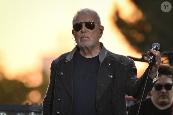 Le chanteur français Bernard Lavilliers se produit lors de la fête de la musique alors que la vasque olympique de Paris 2024, imaginée par le designer Mathieu Lehanneur, vole dans le ciel du Jardin des Tuileries à Paris le 21 juin 2025. Photo par Firas Abdullah/ABACAPRESS.COM
