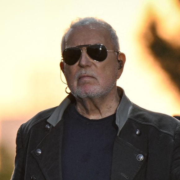 Le chanteur français Bernard Lavilliers se produit lors de la fête de la musique alors que la vasque olympique de Paris 2024, imaginée par le designer Mathieu Lehanneur, vole dans le ciel du Jardin des Tuileries à Paris le 21 juin 2025. Photo par Firas Abdullah/ABACAPRESS.COM