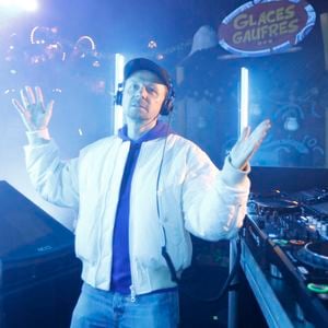 Ce dimanche 20 juillet 2025, après son concert aux Vieilles Charrues, Martin Solveig a annoncé qu'il prenait sa retraite.

Martin Solveig en concert.
©Christophe Aubert via Bestimage