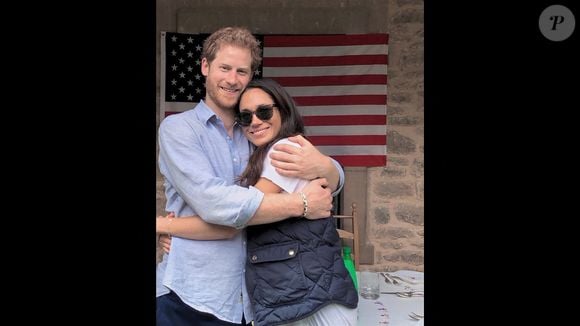 "Sept ans de mariage. Une vie entière d'histoires. Merci à vous tous (que vous soyez à nos côtés ou à distance) qui nous avez aimés et soutenus tout au long de notre histoire d'amour, nous vous aimons. Joyeux anniversaire !", a écrit Meghan Markle en légende de son post qui a rapidement récolté des milliers de likes.

Le prince Harry et Meghan Markle - Images du documentaire Netflix "Harry & Meghan". (Backgrid UK/ Bestimage).