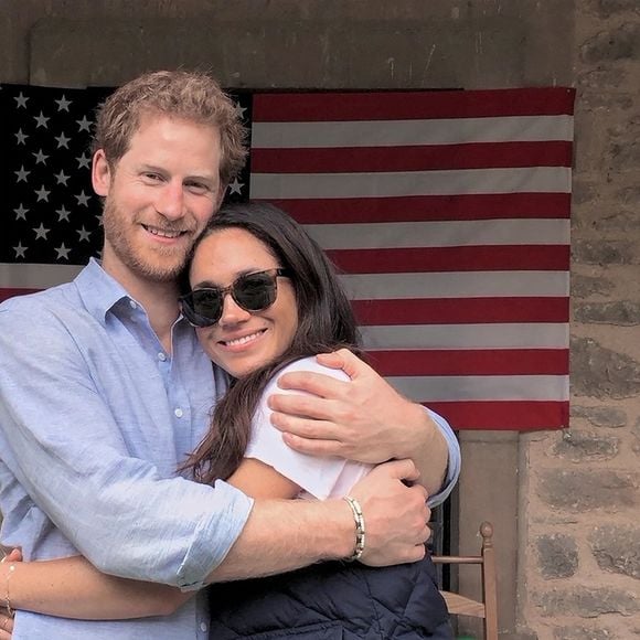 "Sept ans de mariage. Une vie entière d'histoires. Merci à vous tous (que vous soyez à nos côtés ou à distance) qui nous avez aimés et soutenus tout au long de notre histoire d'amour, nous vous aimons. Joyeux anniversaire !", a écrit Meghan Markle en légende de son post qui a rapidement récolté des milliers de likes.

Le prince Harry et Meghan Markle - Images du documentaire Netflix "Harry & Meghan". (Backgrid UK/ Bestimage).