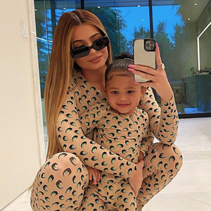 La fille de Kylie Jenner apparaît dans la nouvelle campagne de Khy, la marque lancée par sa mère en novembre 2023.
Kylie Jenner et sa fille Stormi. Mars 2020. Instagram