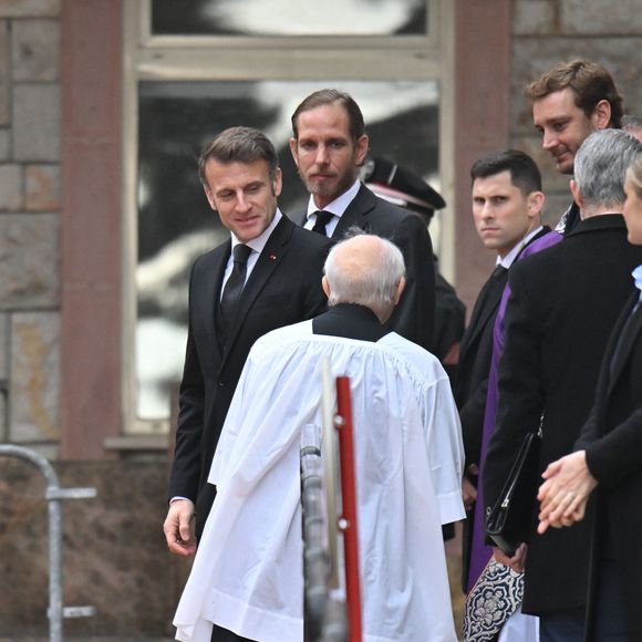 Mais également Pierre et Andrea Casiraghi, les deux fils de Caroline de Monaco, immortalisés aux côtés d'Emmanuel Macron. 


Le père Penzo, Emmanuel Macron, Andrea et Pierre Casiraghi - Sorties des obsèques de Didier Guillaume (ancien ministre de l'Agriculture entre 2018 et 2020 et ancien Ministre d'Etat de Monaco 2024–2025)  en la cathédrale Notre-Dame-Immaculée de Monaco le 23 janvier 2025. © Bruno Bebert/Bestimage
