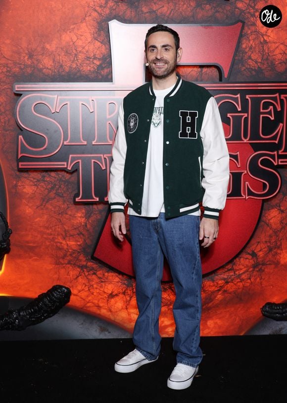Il a parallèlement fait ses débuts à la télévision avant de rejoindre TF1, où sa carrière a pris une tout autre dimension.

Camille Combal - Avant-première de la série "Stranger Things'" Saison 5 au Grand Rex à Paris le 18 novembre 2025. © Denis Guignebourg/Bestimage