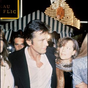 Très médiatisés, ils sont surnommés "les fiancés de l’Europe" et s’installent ensemble dans un hôtel particulier parisien appartenant à l’agent de Delon.

ARCHIVES - Alain Delon et Romy Schneider lors de la première du film Pour la peau d’un flic