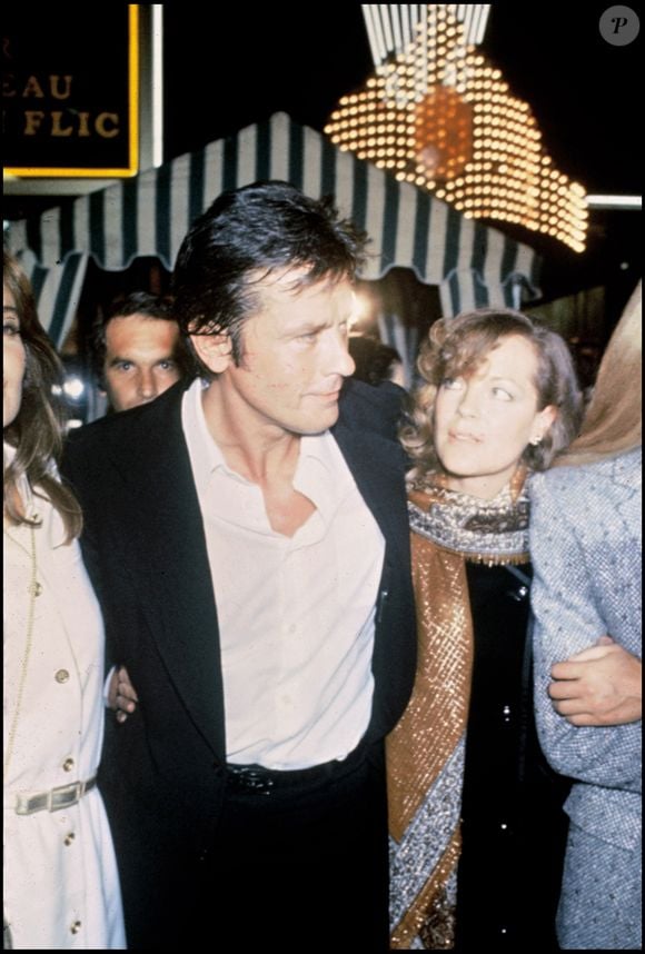 Très médiatisés, ils sont surnommés "les fiancés de l’Europe" et s’installent ensemble dans un hôtel particulier parisien appartenant à l’agent de Delon.

ARCHIVES - Alain Delon et Romy Schneider lors de la première du film Pour la peau d’un flic