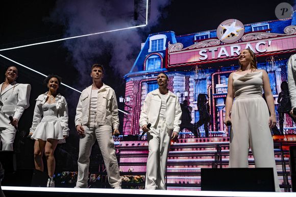 Candice, Pierre, Julien, Djebril, Héléna, Lénie et Axel font leur entrée sur scène lors du concert de la Star Academy à Lyon, France, le 15 mars 2024. © Sandrine Thesillat/Panoramic/Bestimage