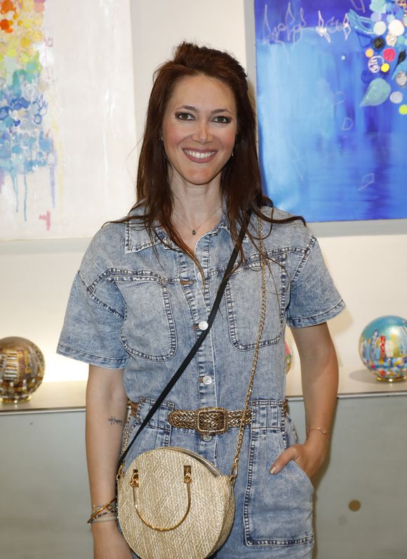 Aujourd'hui comédienne, Sandra Lou ne se dit pas contre un éventuel retour sur le petit écran.

Sandra Lou au vernissage de l'exposition "Les couleurs de la mémoire" à Paris, le 7 juin 2023.

Photo : Marc Ausset-Lacroix / Bestimage