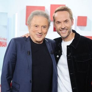 Exclusif - Damien Thevenot et Michel Drucker lors de l'enregistrement de l'émission Vivement Dimanche, au studio Rive gauche, à Paris, France, le 22 octobre 2025, présentée par M.Drucker, diffusée sur France 3 le 16 novembre 2025. © Guillaume Gaffiot/Bestimage