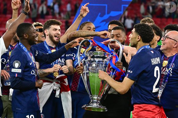 Ousmane Dembélé, Khvicha Kvaratskhelia, Bradley Barcola, Presnel Kimpembe, Marquinhos - Le PSG remporte la Ligue des Champions 2026, pour la seconde fois d'affilée face à Arsenal au stade Ferenc-Puskas à Budapest le 30 mai 2026. © Christian Liewig/Bestimage