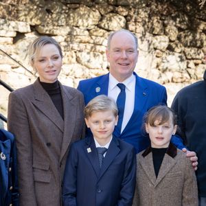 C'est un grand jour sur le Rocher ! Les jumeaux Jacques et Gabriella ont célébré leur première communion à Monaco

Le prince Albert II de Monaco, La princesse Charlène de Monaco, La princesse Gabriella de Monaco, comtesse de Carladès, Le prince Jacques de Monaco, marquis des Baux lors d'une visite au Fort la Latte, Château de La Roche Goyon à Plévenon
© Olivier Huitel / Pool / Bestimage