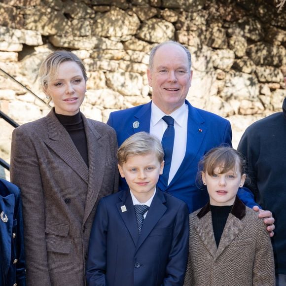 C'est un grand jour sur le Rocher ! Les jumeaux Jacques et Gabriella ont célébré leur première communion à Monaco

Le prince Albert II de Monaco, La princesse Charlène de Monaco, La princesse Gabriella de Monaco, comtesse de Carladès, Le prince Jacques de Monaco, marquis des Baux lors d'une visite au Fort la Latte, Château de La Roche Goyon à Plévenon
© Olivier Huitel / Pool / Bestimage