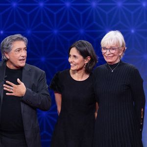 Exclusif - Monique (Femme de Frédéric François), Matteo (Petit fils de Frédéric François), Frédéric François, Gloria (Fille de Frédéric François), Nina (Petite fille de Frédéric François) pour les surprises de l'enregistrement de l'émission "La Boîte à secrets", présentée par F.Bollaert et diffusée le 16 janvier 2026 sur France 3, dans les studios du Lendit à Saint-Denis, France, le 16 décembre 2025. © Cyril Moreau/Bestimage